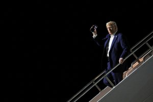 Ông Trump đến Las Vegas giữa cuộc sa thải hàng loạt trong đêm