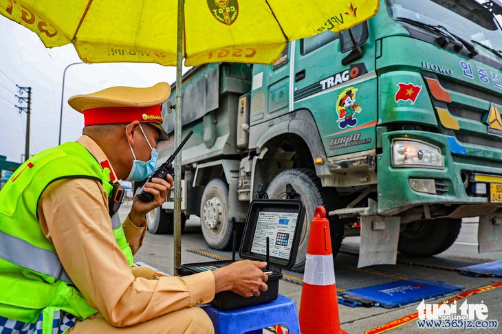 Các lỗi giao thông được Hà Nội đề xuất tăng mức phạt lên tới 120 triệu  - Ảnh 1.